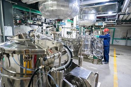 Operator and stainless steel production equipment